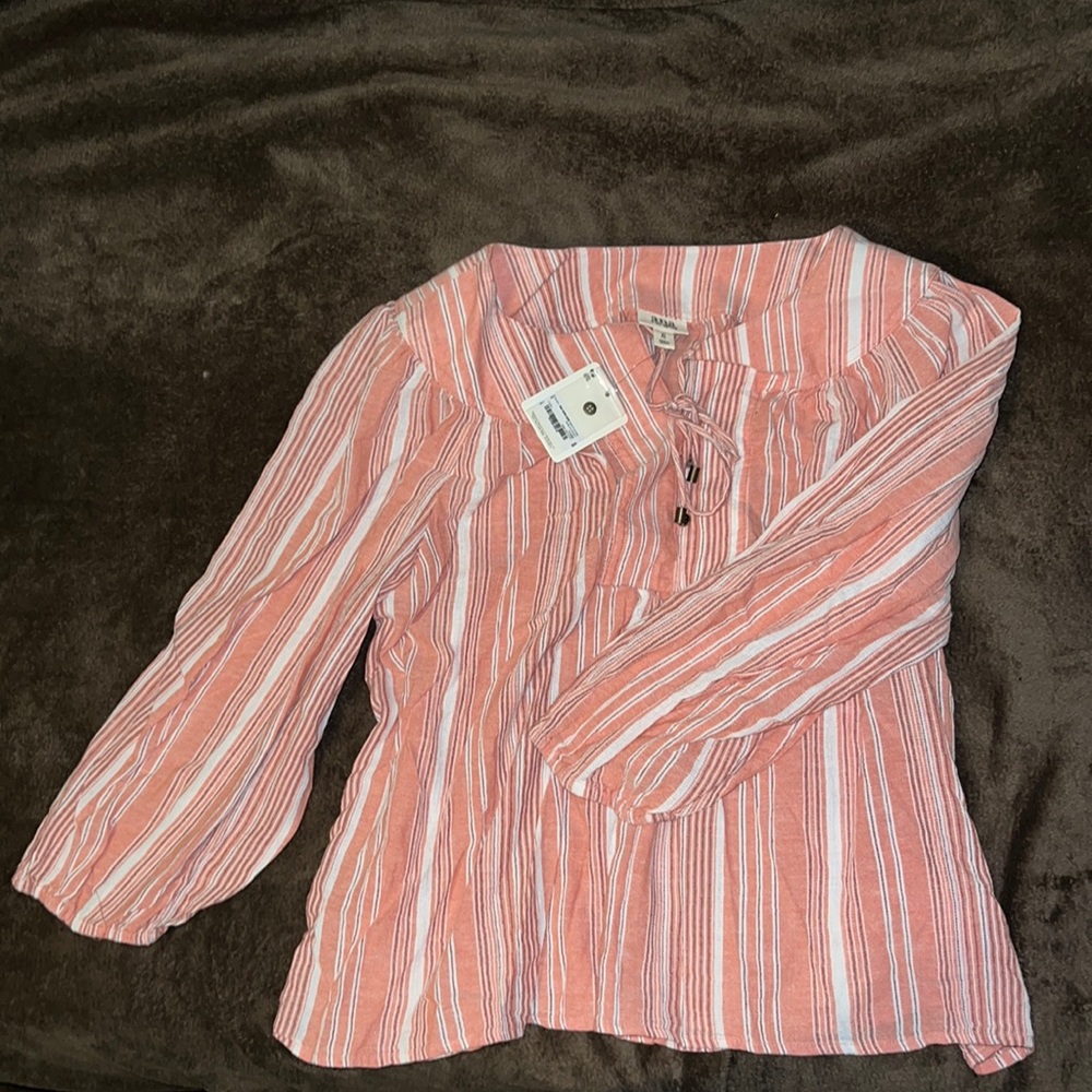 Never worn blouse. It says size XL on the tag but fits L - Picture 2 of 3